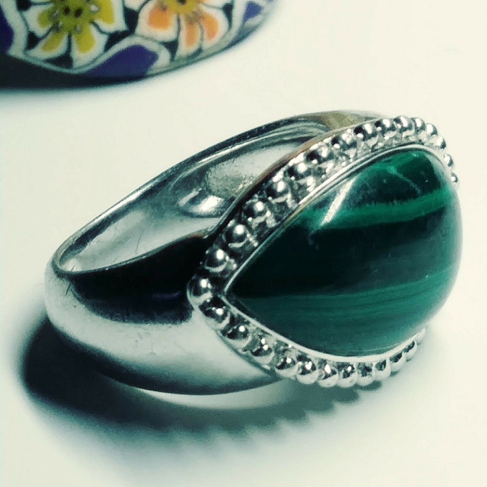 Sturling silver ring with malachite.